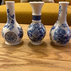 Trio of Spode small blue and white floral motif vases in excellent condition.